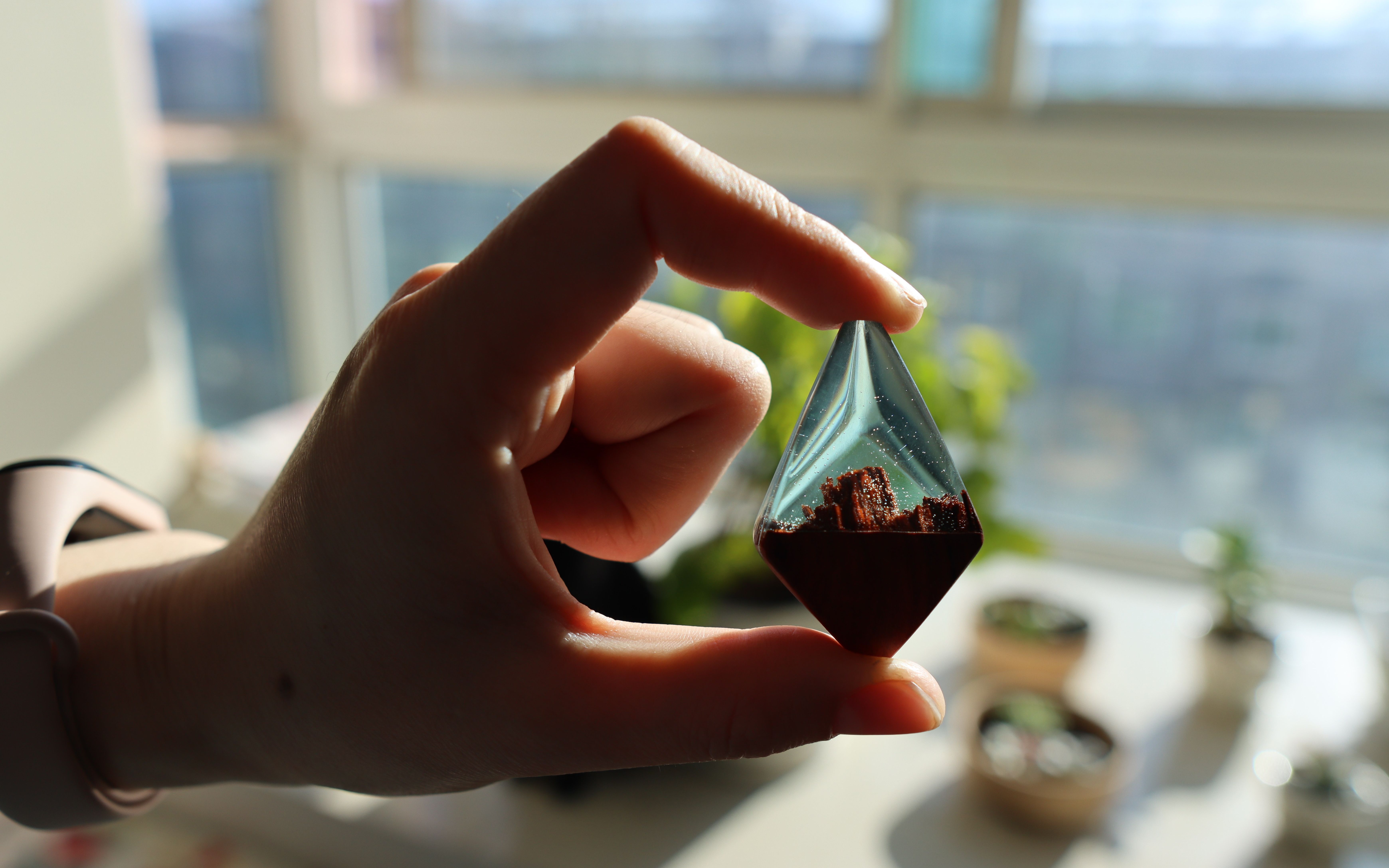 【滴胶】用一块木头加上树脂做成吊坠,一看就会_哔哩哔哩 (゜-゜)つロ