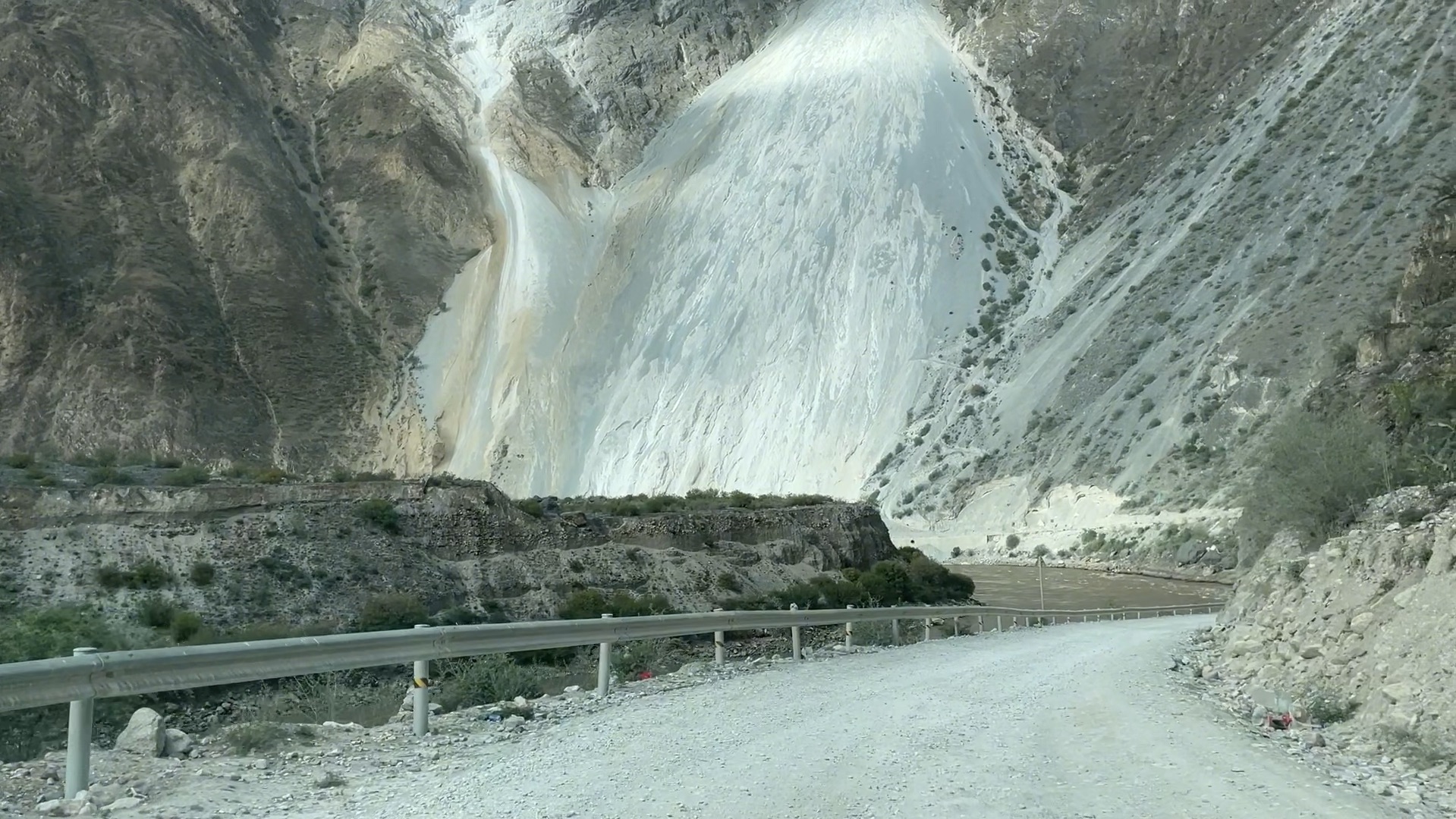 丙察察有名的"死亡路段"大流沙,岩砂石风化严重的大滑坡