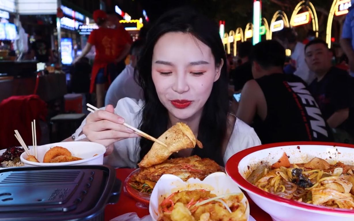 吃播博主"小贝饿了"夜市拍摄遭男子起哄:赶紧吃,吃完给你一千_哔哩