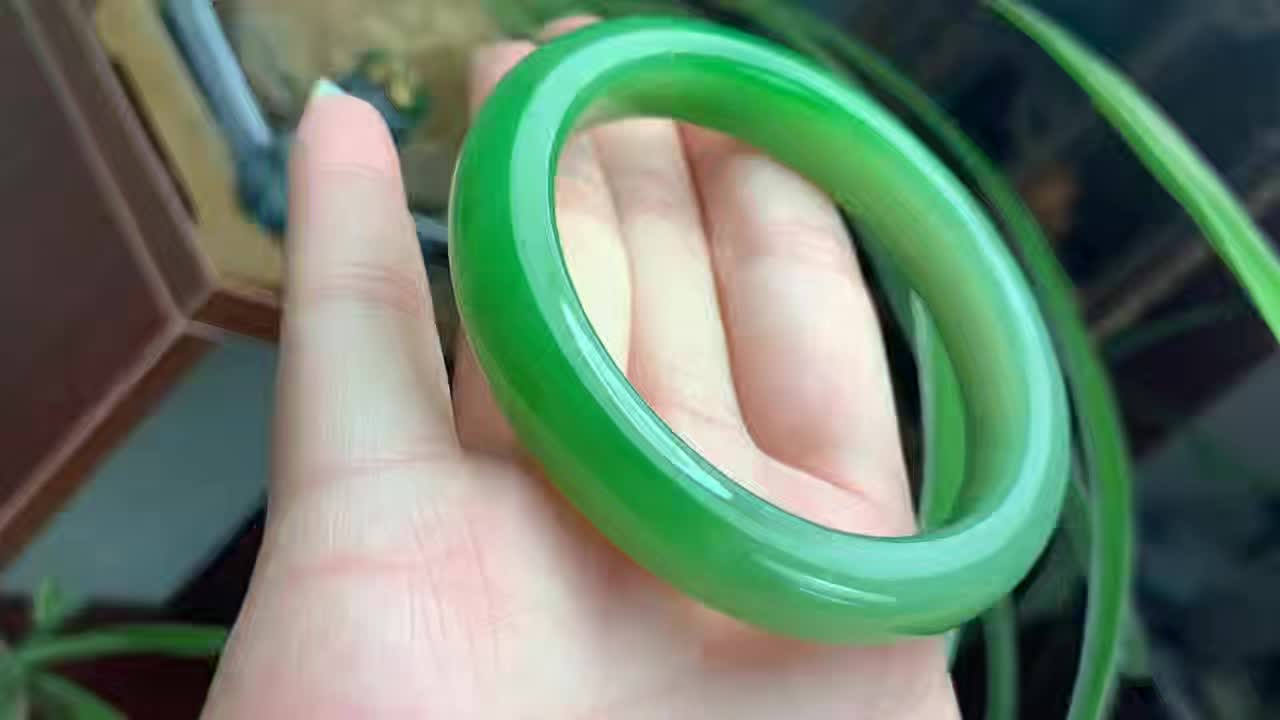 和田玉碧玉冰底阳绿手镯55口径 品相完美 无黑点无裂冰透的阳绿色俏色