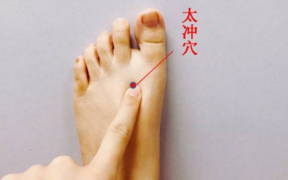 脚上有个"养肝穴",每天点按5分钟,疏通肝气,排肝毒,降肝火