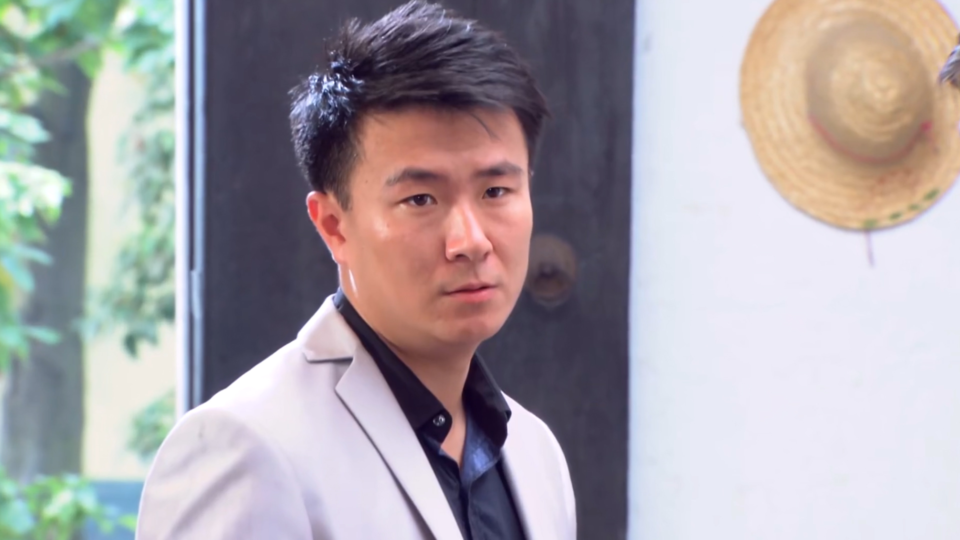 熟人出现破坏计划,不料两人只好借助厕所逃遁