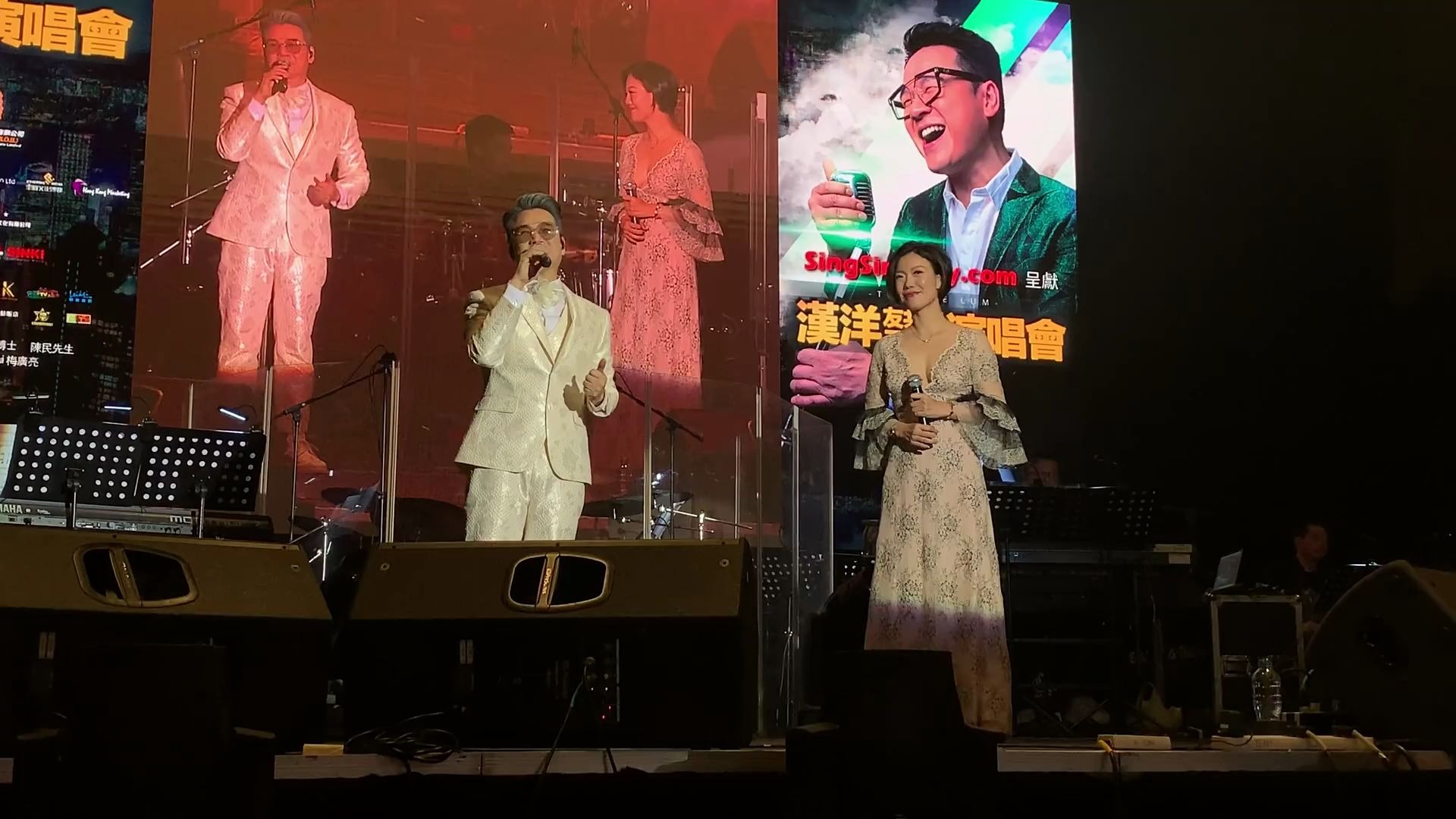 汉阳友共情三十载演唱会上香港旺角小龙女龙婷合唱一首铁血丹心