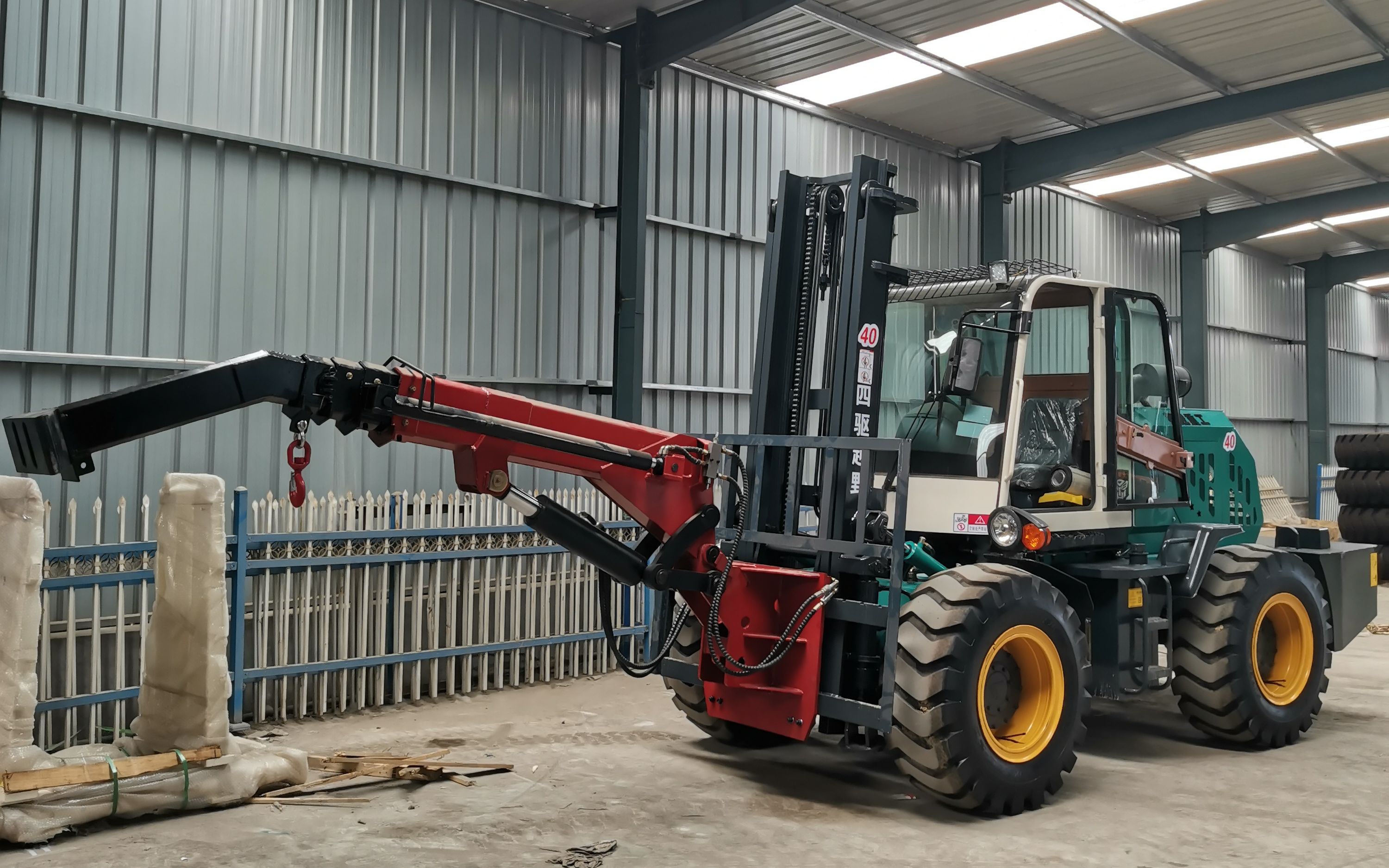 4吨越野叉车带吊臂