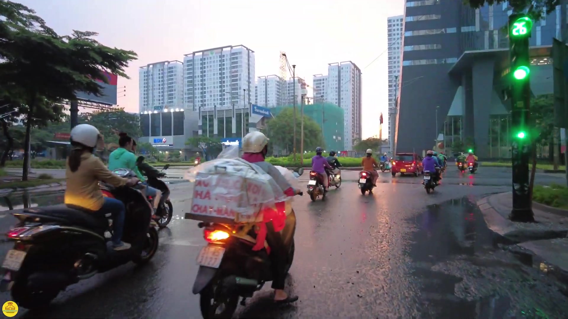 [图]漫步越南 NGUY HIỂM Sài Gòn CÂY GÃY Mưa Đêm KHÁC LẠ Sài Gòn SÁNG TINH MƠ Phố Xá BÌNH