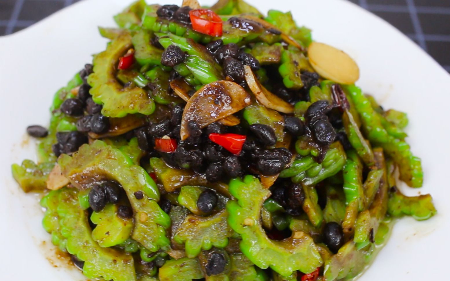 正值吃苦瓜的季节,教大家一道豆豉苦瓜的做法,口感脆爽还不太苦_哔哩