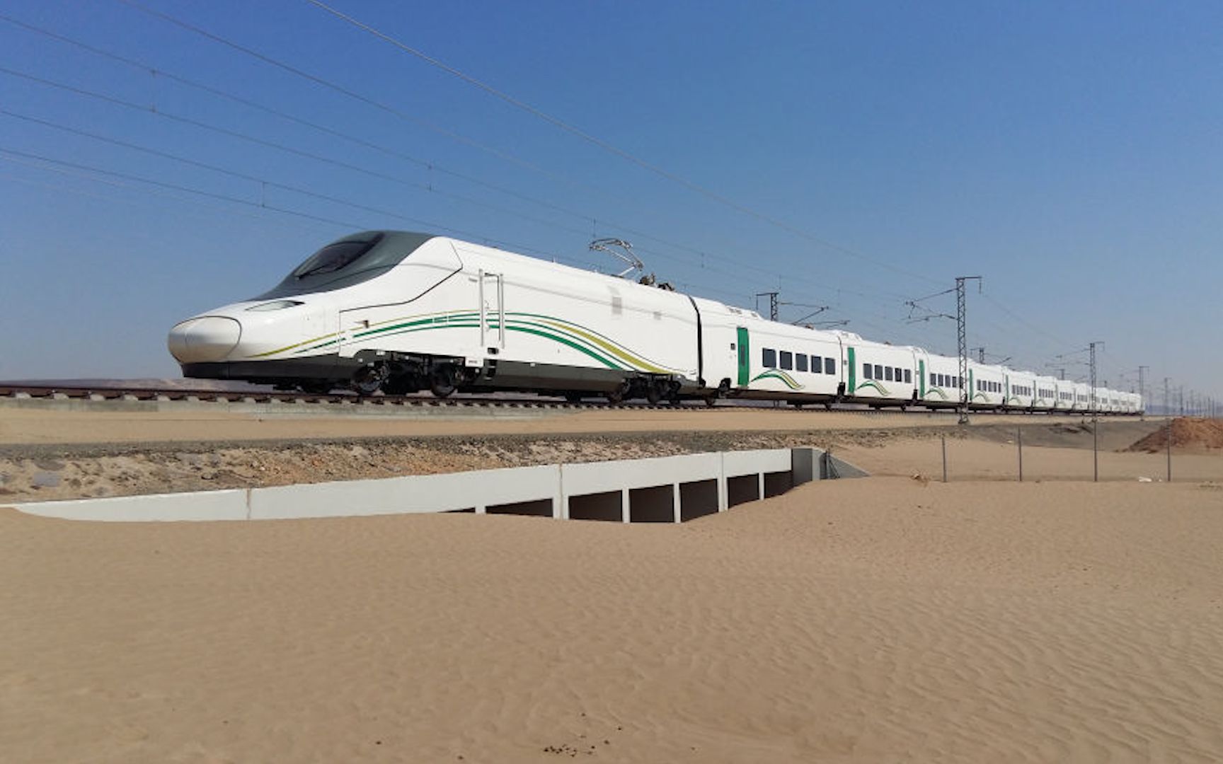 在沙漠中怎么建高铁?沙特出资600亿无人敢接,中国耗时10年成功拿下