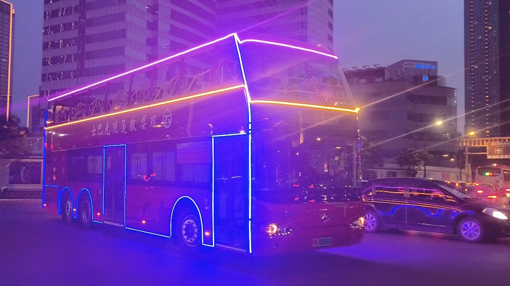 天津交通集团双层敞篷观光巴士通过路口