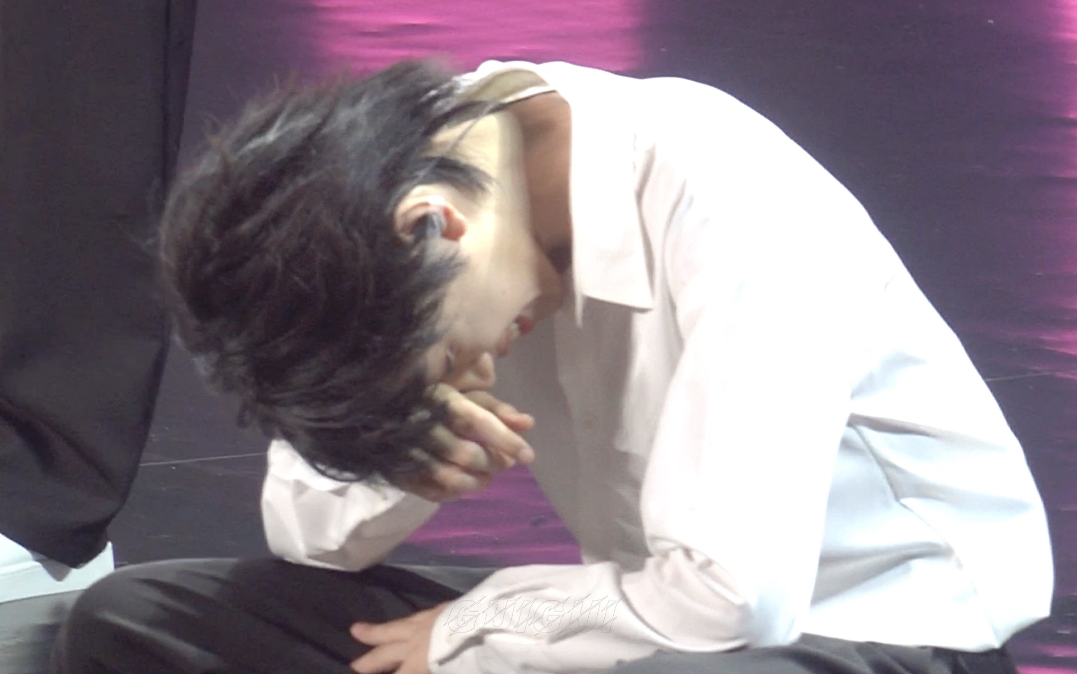 【张桂源】捕捉跳完女团舞后蹲下害羞笑的宝宝