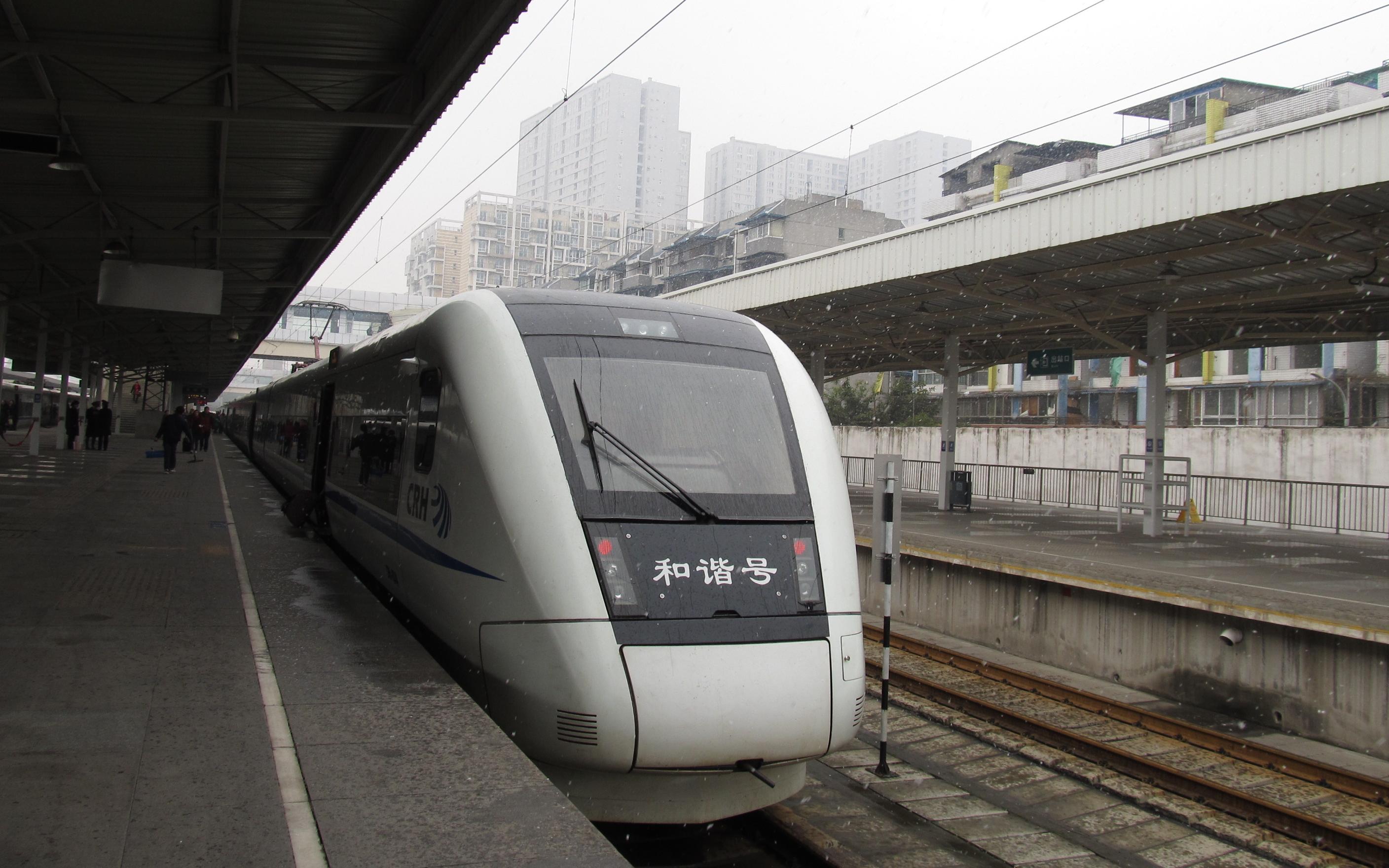 雪中大地铁成都站10道发车,体验大地铁的加速度