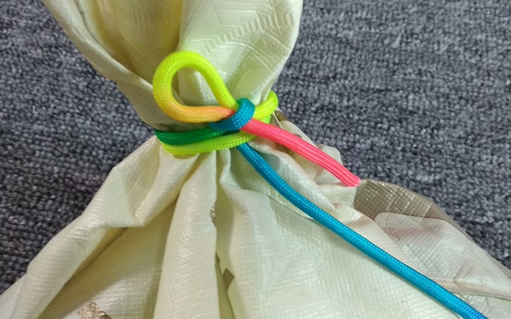 如何用一根短绳把口袋封口更牢固?绳结达人教你一招,太厉害了