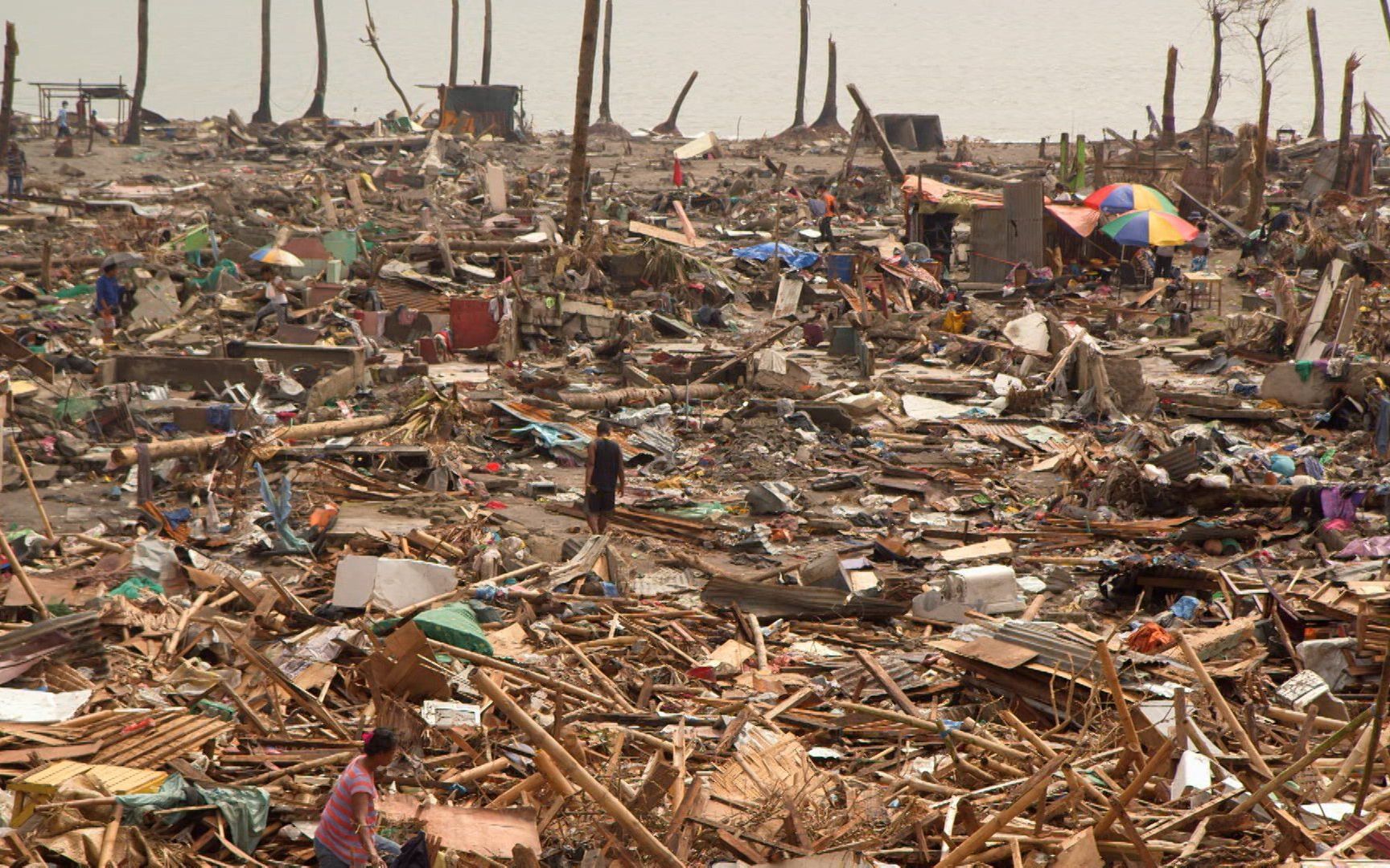 2013年超强台风海燕在塔克洛班风暴潮实拍
