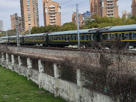 广铁集团开行的上海南深圳T101次列车出上海南站,列车使用25K车底,经由沪昆线、京九线运行,全程1684公里.哔哩哔哩bilibili