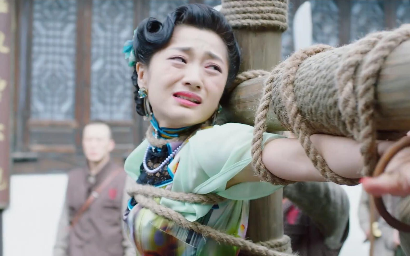 乱世危情：姑娘犯帮规要割耳朵，小伙心疼了：要不打我屁股