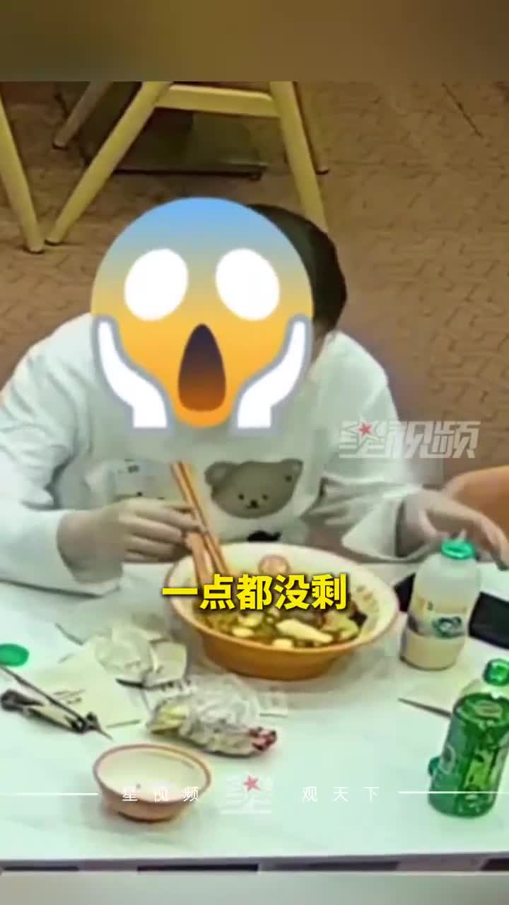 女孩故意往麻辣烫扔头发骗退款，店家查监控发现端倪：看着像惯犯