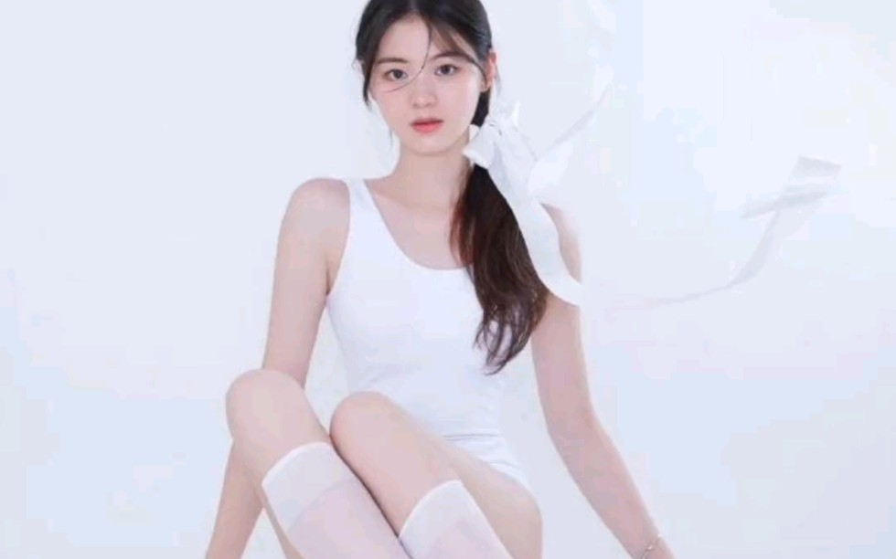 泳衣白袜小姐姐