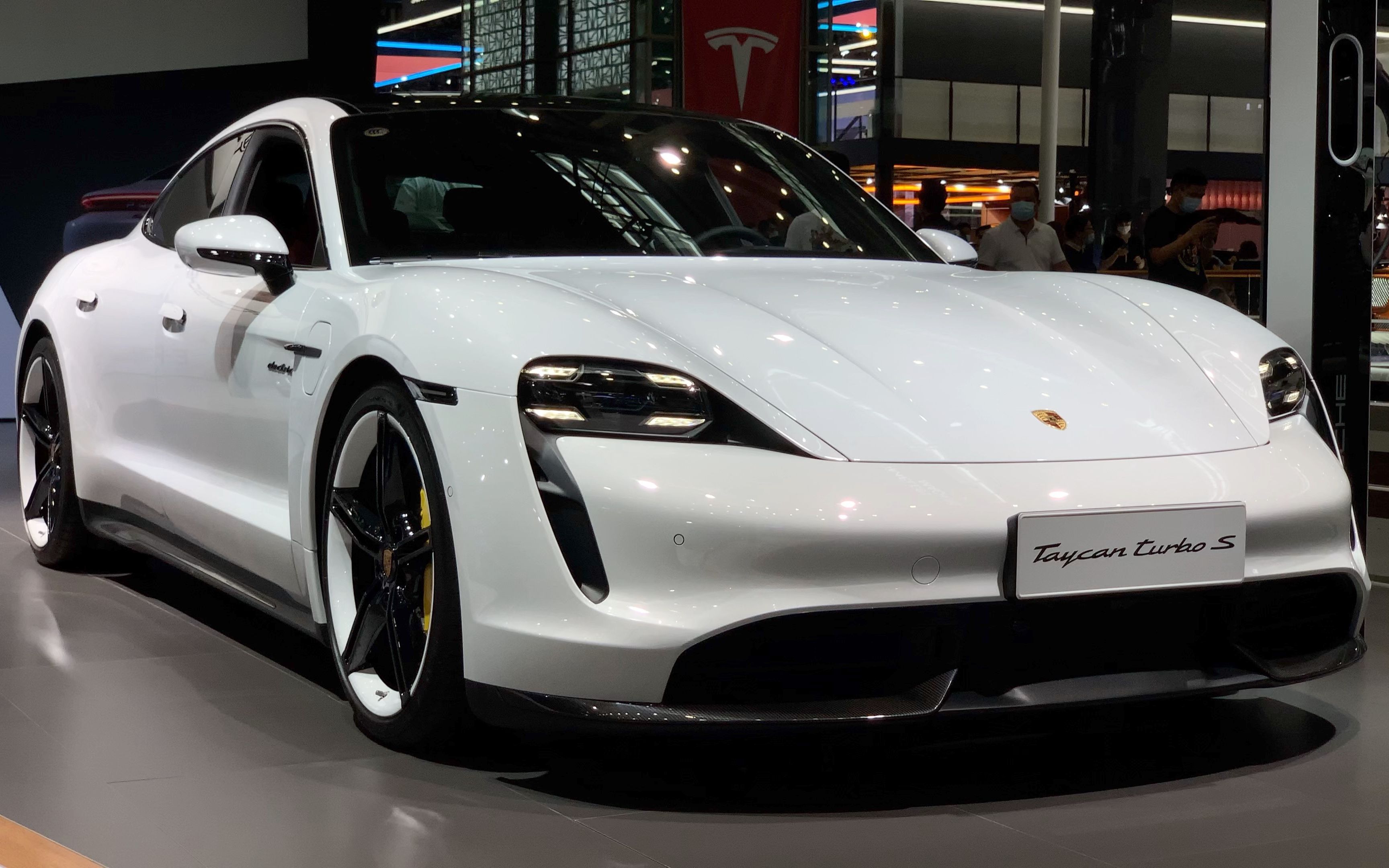 最美的电动车:实拍全新保时捷taycan turbo s (4k)