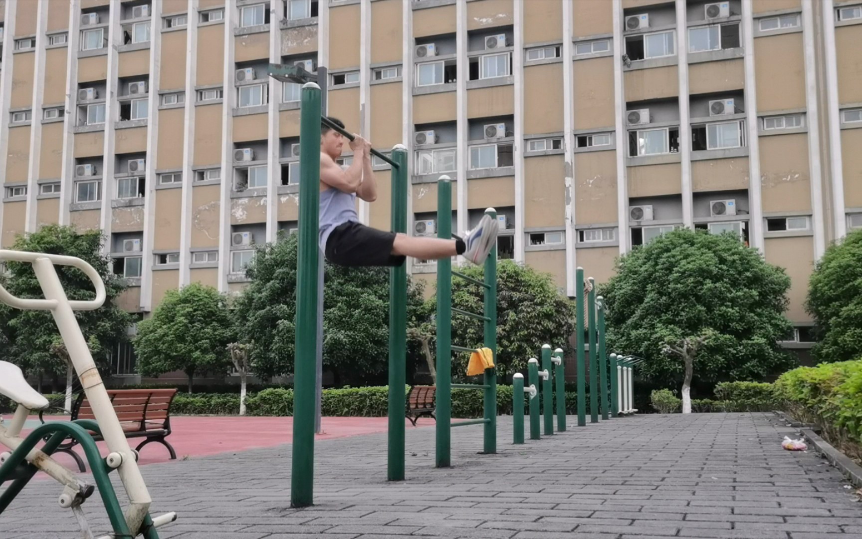 徒手力量训练阶段二,12分钟,8个动作.做完还是有点累的.