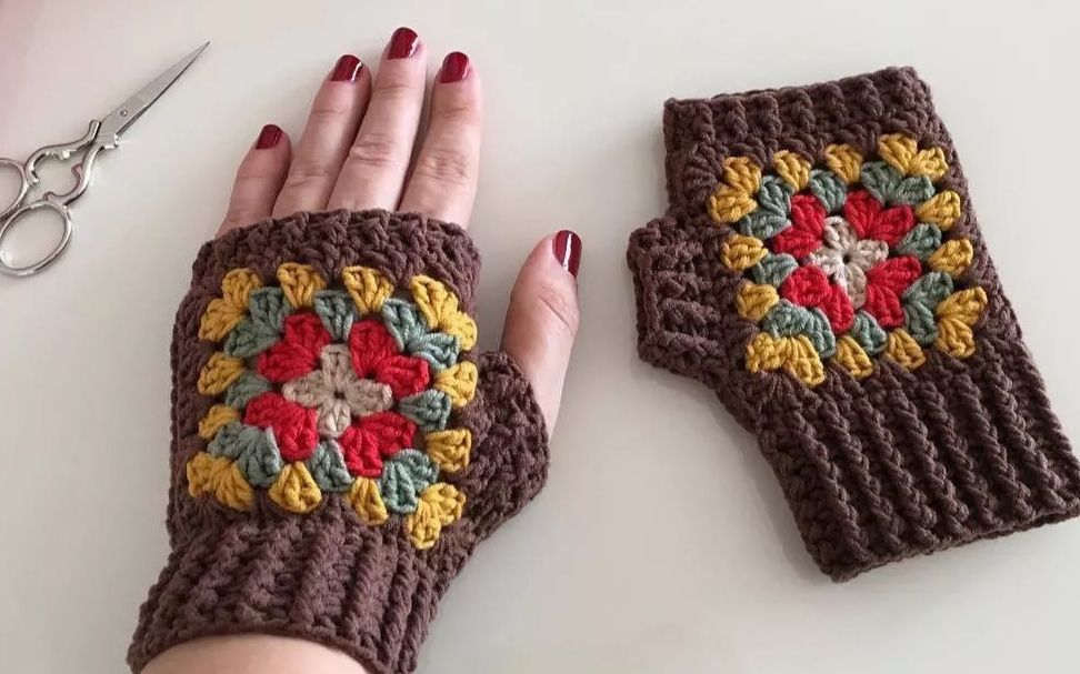 一个花片就能做成手套找点毛线头试试钩织这个祖母方格手套