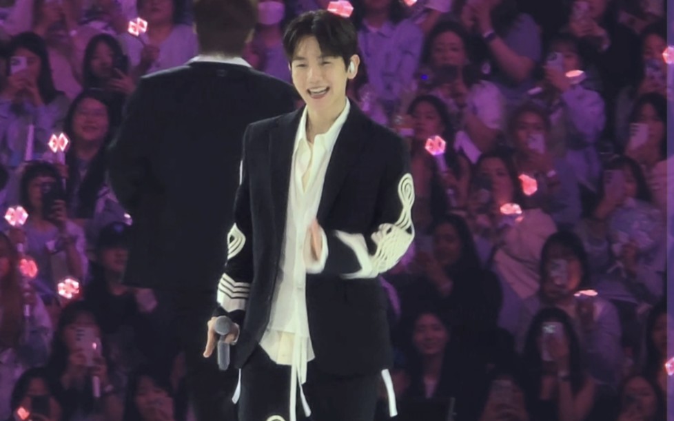 exo12周年(蝴蝶少女)伯贤直拍捕捉一只快乐小狗～7979(但是为什么