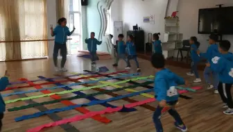【完整视频请私信】008@幼儿中班体育《捕鱼游戏》优质课教学视频+教案+音乐(000000-1000000)