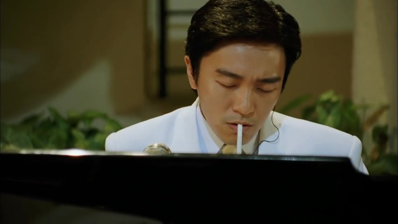 周星驰唯一一次叼着香烟弹钢琴唱歌,还问唱的像不像张学友,值得收藏