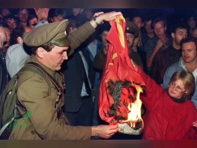 苏联解体是被焚烧的苏联国旗
