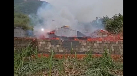 [图]甲山庚向祖地，丑峰，甲山之贵人峰，甲卯峰，旺砂，庚向配辛水，长男配长女，夫妇正配，巨门水，旺丁财。