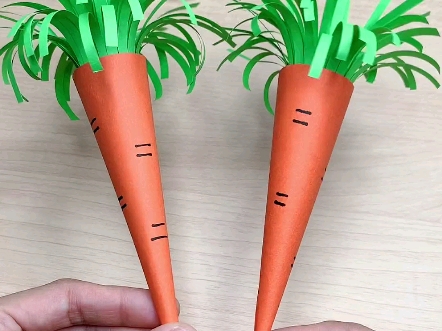 纸做的胡萝卜也很可爱啊,快来试试吧#幼儿园手工 #亲子手工 #创意手工
