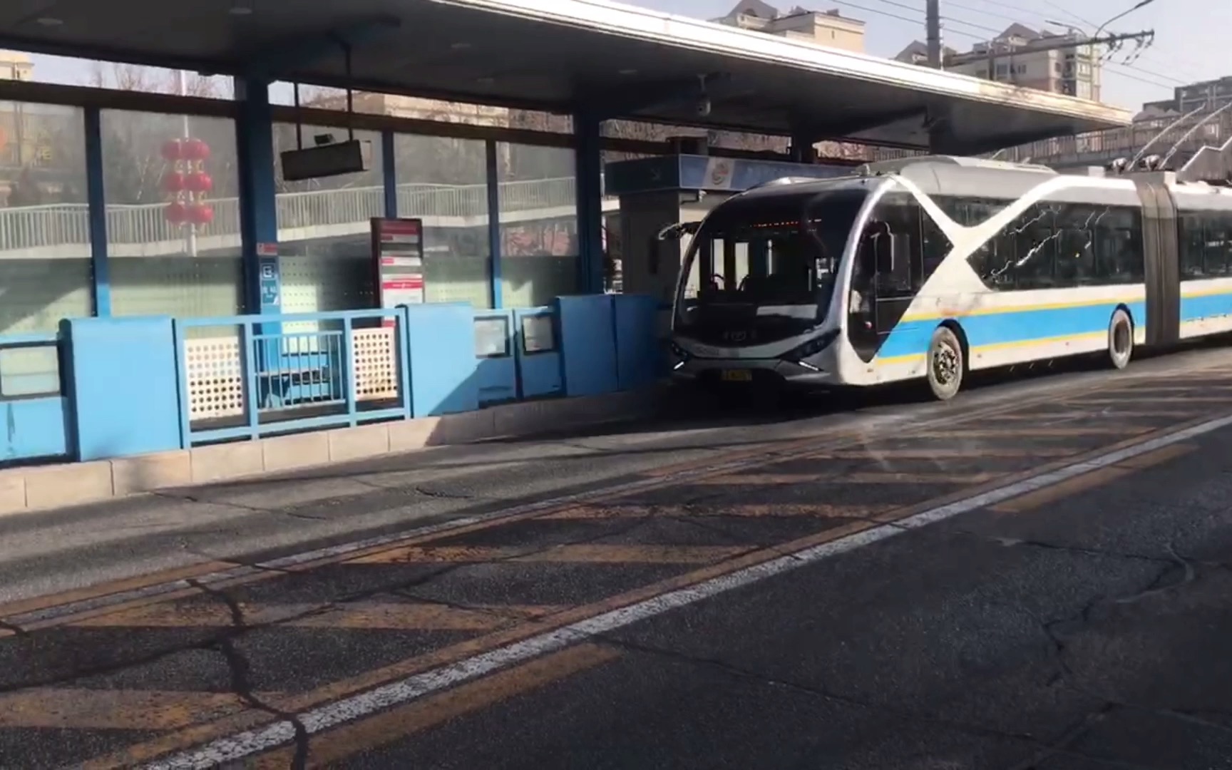 带屏蔽门的公交站台:北京公交brt3青年双源无轨地铁天通苑南站进站