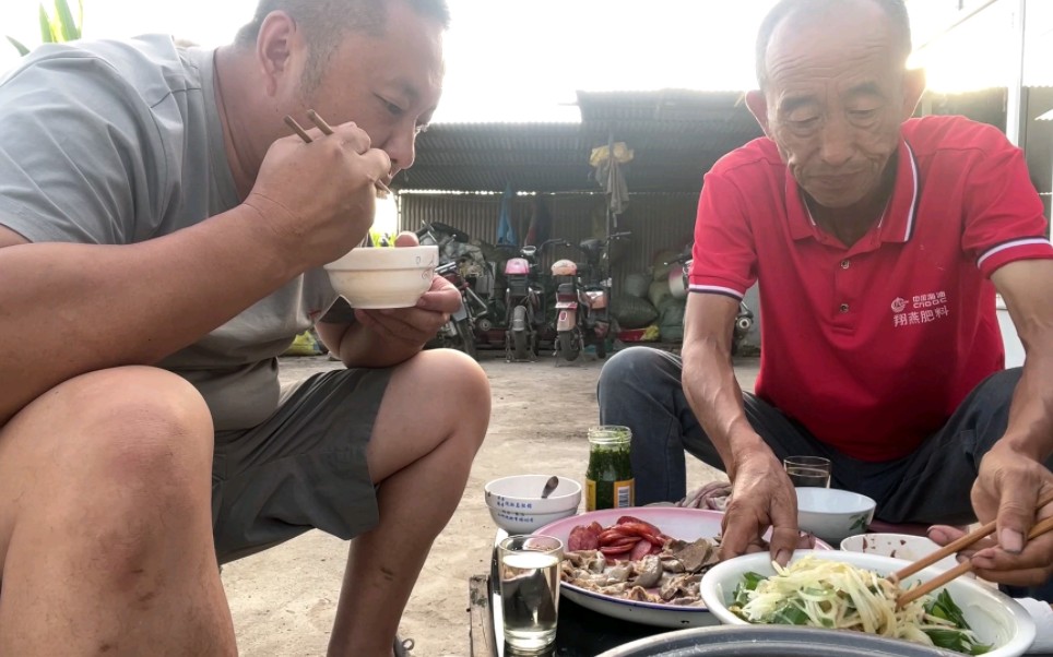 大哥带自制血肠,找波叔喝点,黑龙江五常小乡村实拍,农村美食