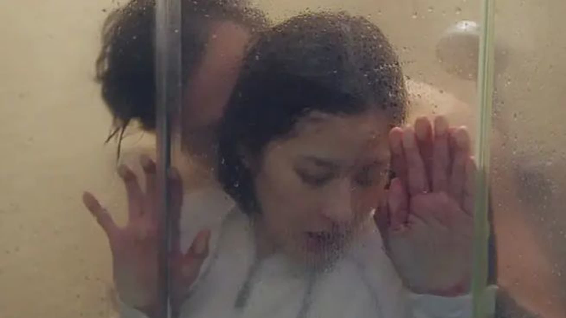 “修理工在修理水管时，突然发现女主的双腿又长又直，递给他可乐的双手更是白皙修长”