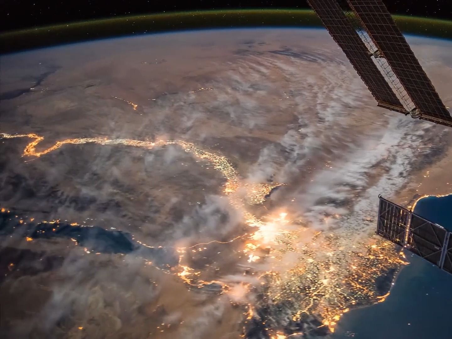 在太空轨道上看地球非洲云层下的城市夜景灯光
