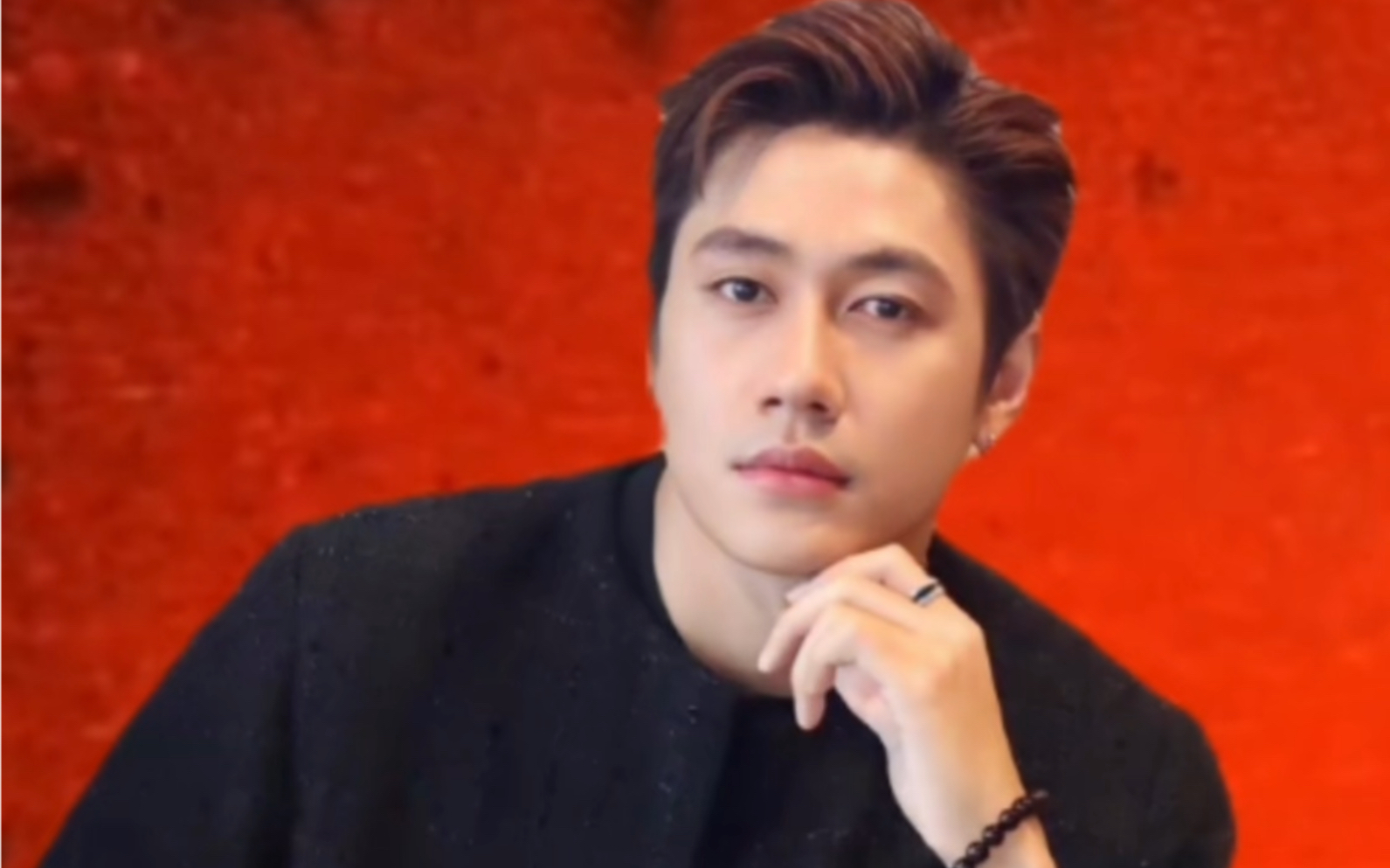 人如庚金般白皙帅气的泰国小生jam庚午日生人大多是需经艰苦锤炼才