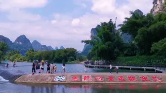 Descargar video: 秋天来阳朔遇龙河漂流风景太美了