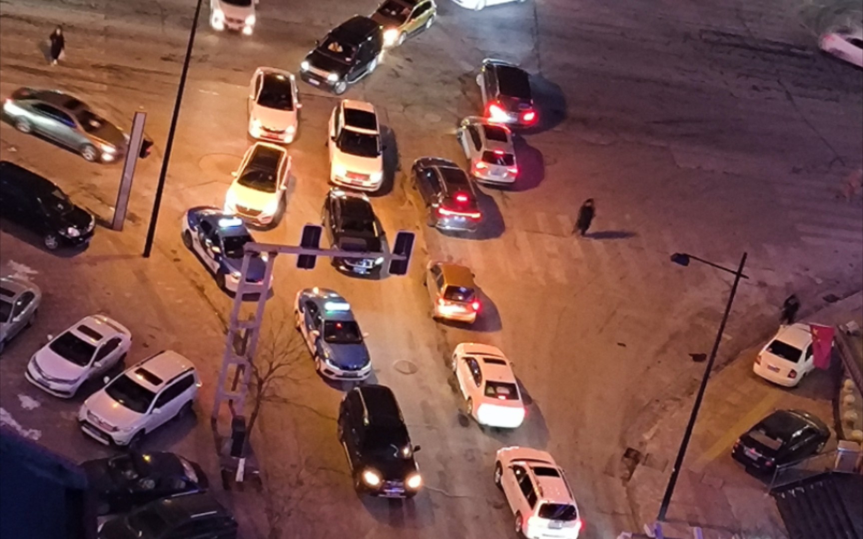 不知何因大堵车,两个十字路口的车流连起来了