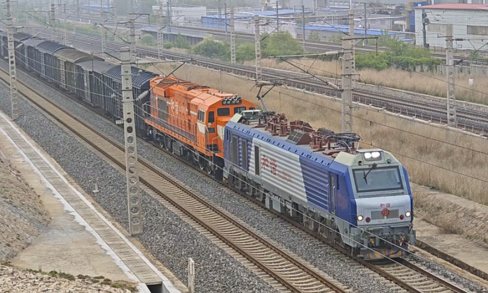 【中国铁路】津山线上行货列无火回送hxn3b一台