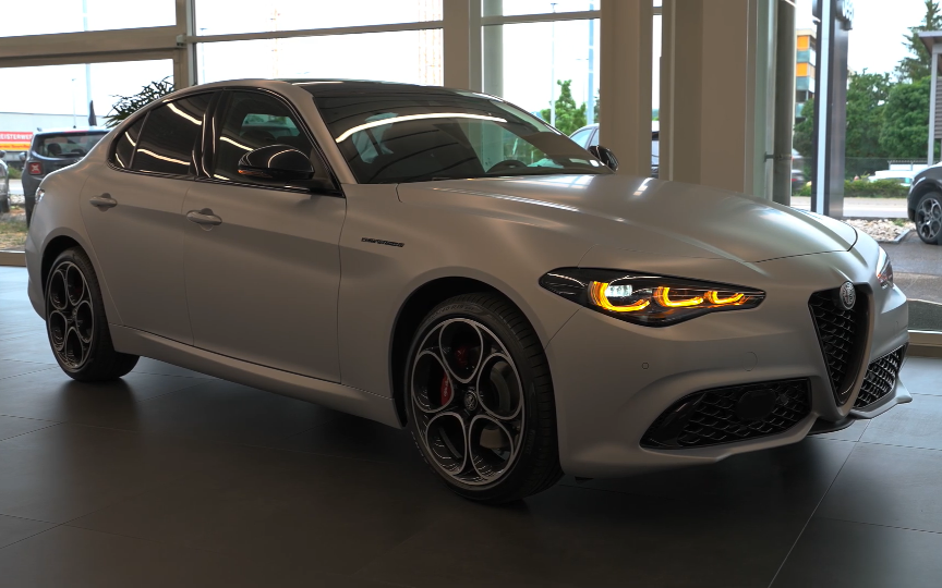 [图]2024新款阿尔法罗密欧 Giulia Q4 外观和内饰细节