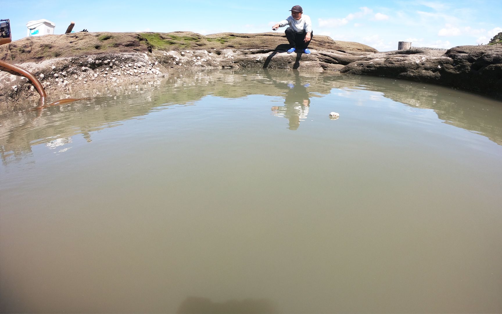 阿灶冒着酷暑赶海抽水坑,成精海货聚集惊喜连连,抓鱼场面刺激