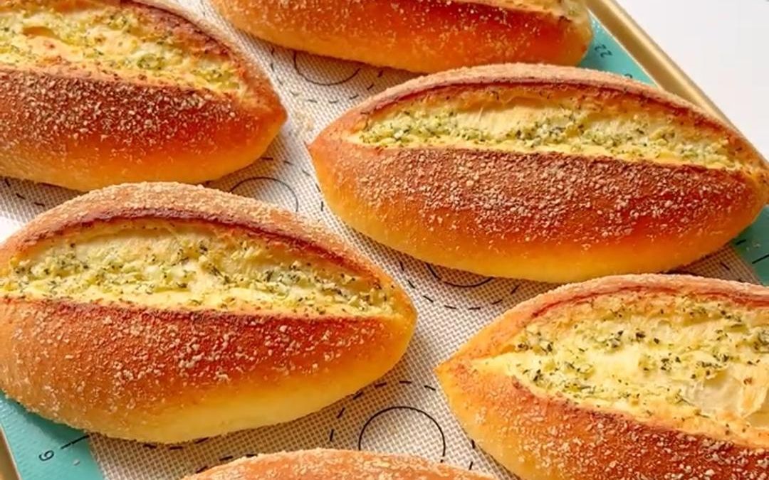 满屋飘香,烘焙店火爆的法式蒜香面包