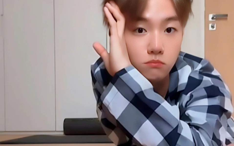 【边伯贤】当他开直播找你时