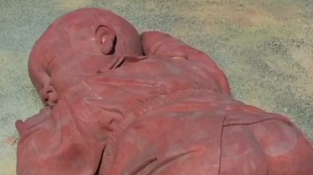 甘肃瓜州沙漠中的巨婴