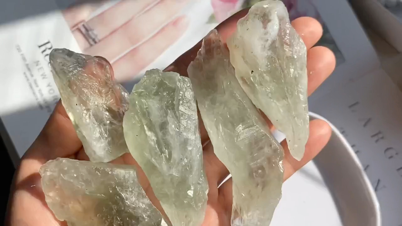 高温加色天然绿水晶原石