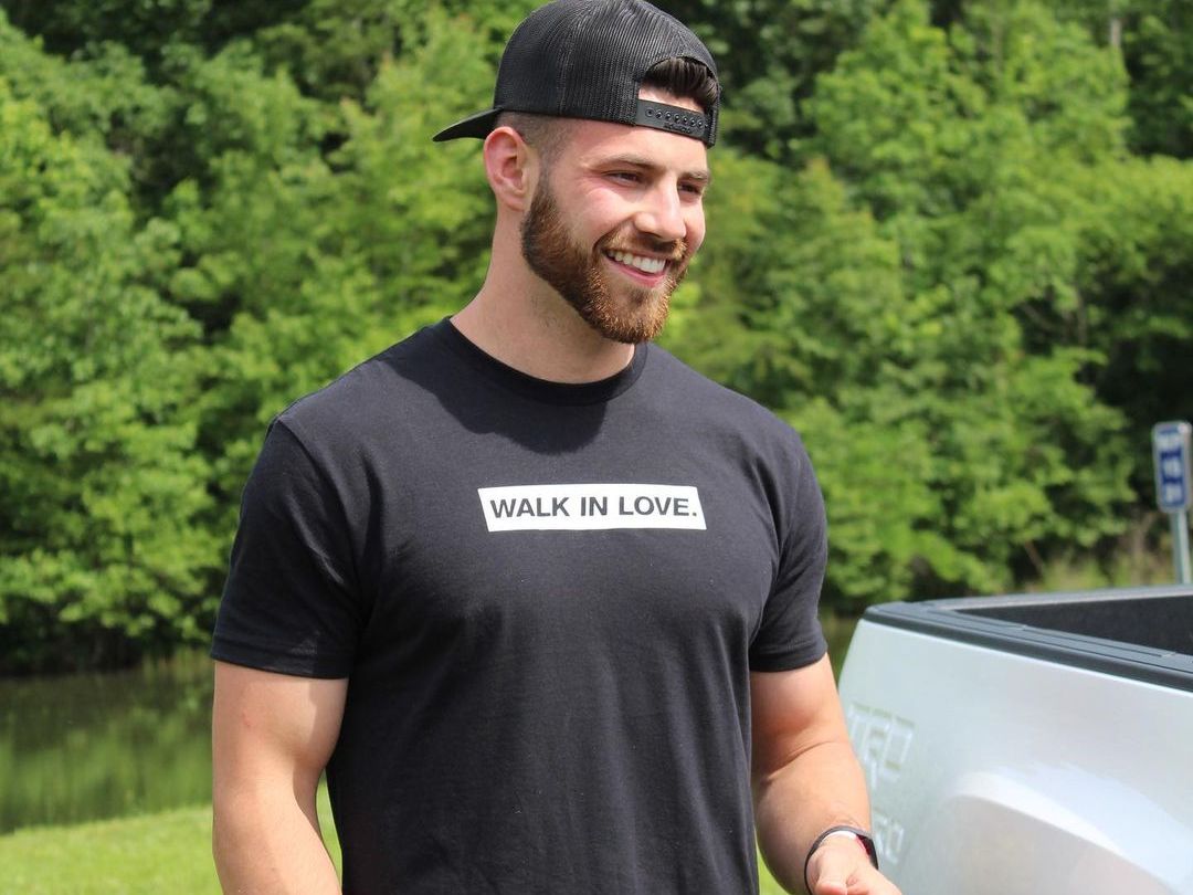 德州牛仔展示健硕肱二头肌