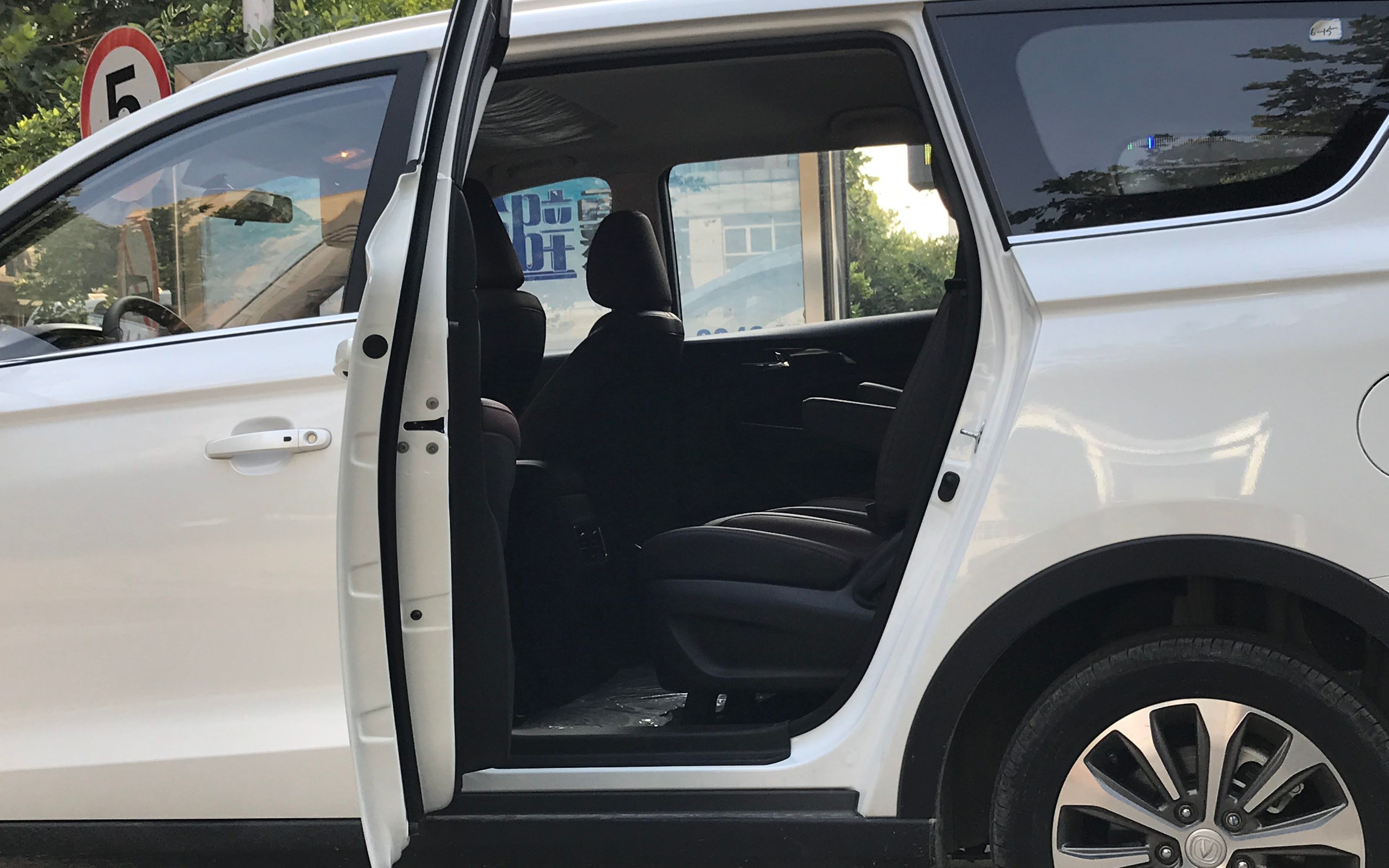 下车时,开车门一定要注意,人命关天