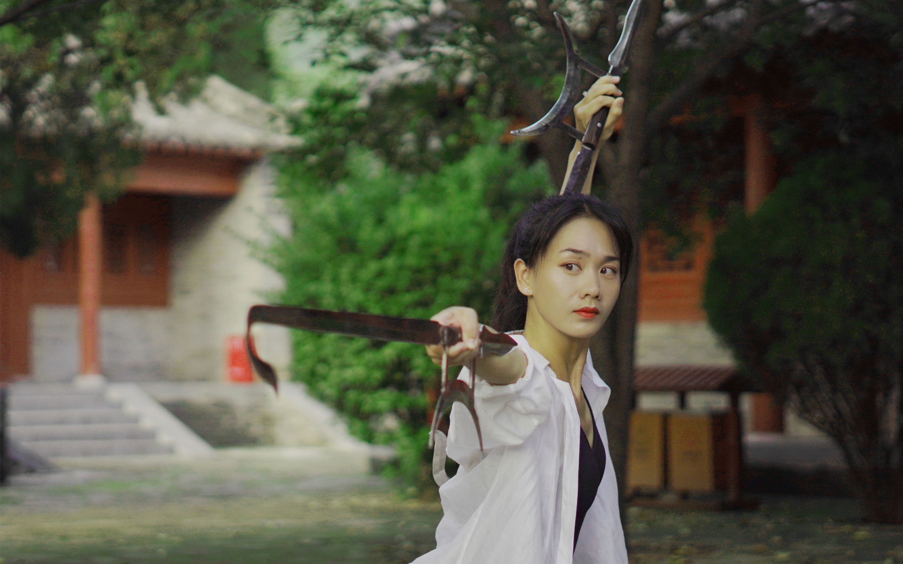 小师姐舞起双钩如奔雷疾走!摄影师顿感大祸临头!