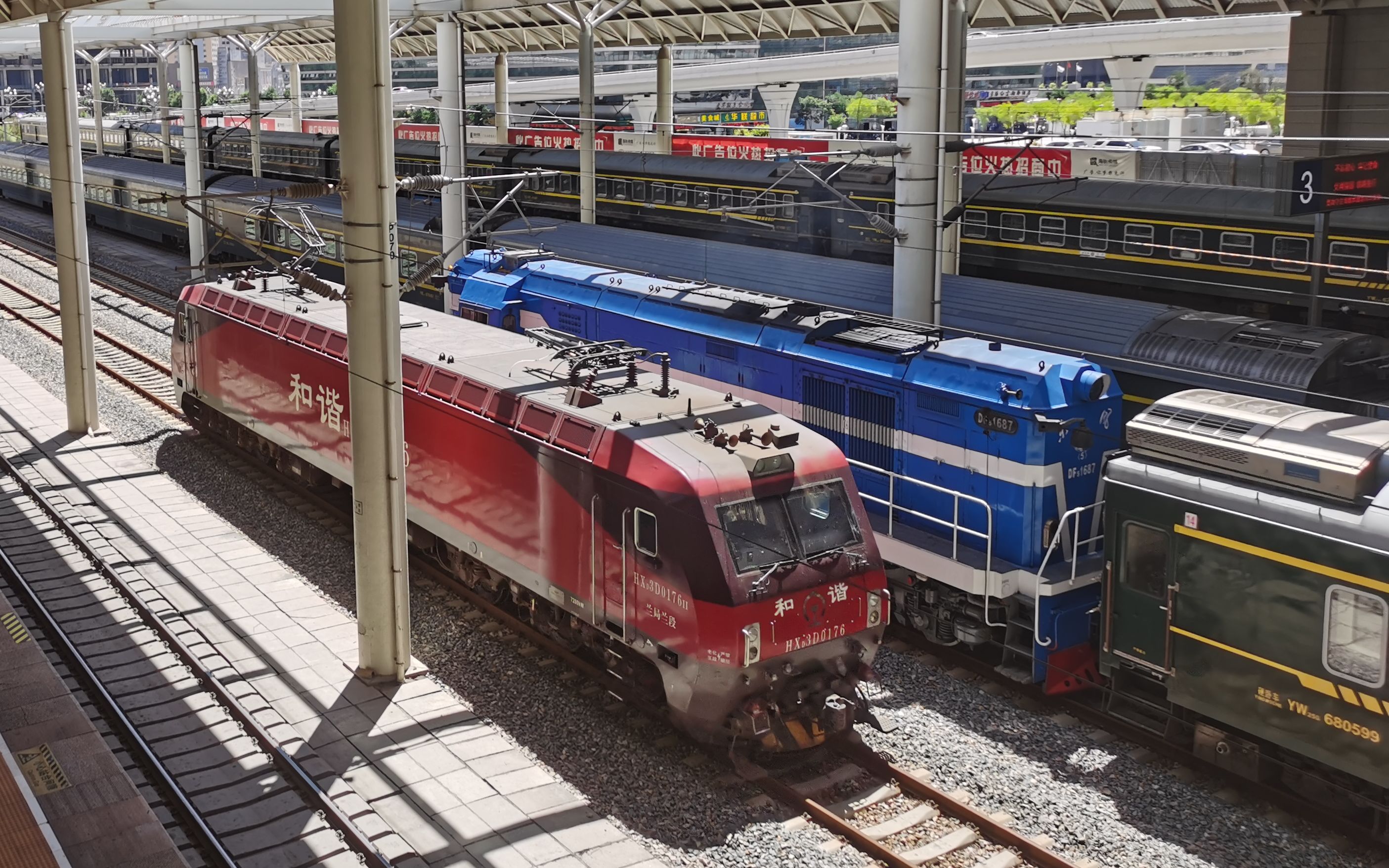 号机牵引西宁——格尔木07581次列车自西宁车辆段驶入西宁站二站台