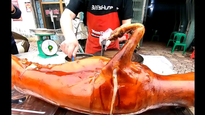 街头美食,第一次见金黄酥脆的烤狗肉,味道特香!哔哩哔哩bilibili