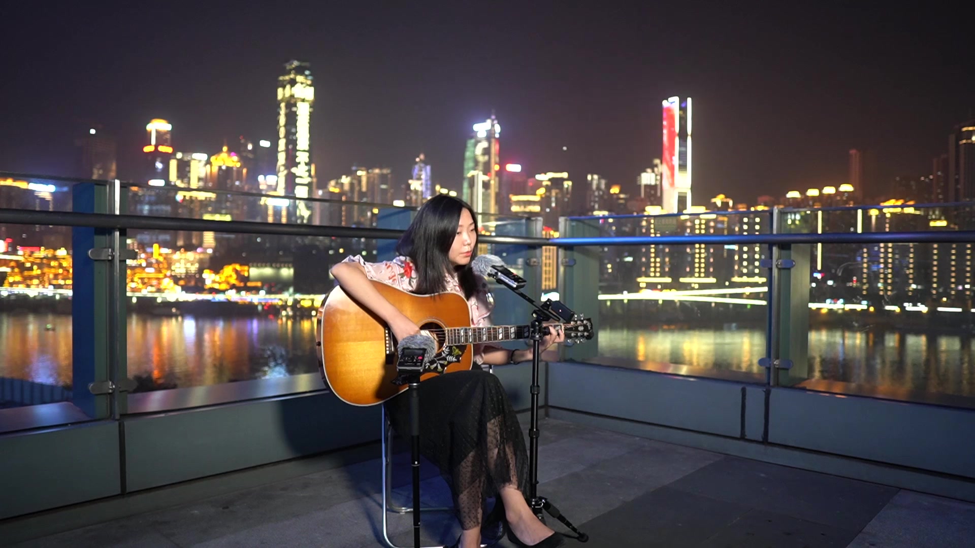 美女打卡重庆网红夜景吉他弹唱《奇妙能力歌》