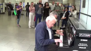 一位老人孤单的在路边弹钢琴，魔法突然就发生了